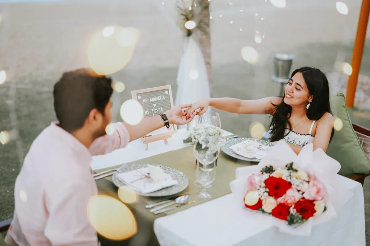 Plusieurs posters de carte encadrées disposées en galerie murale célébrant des années de mariage