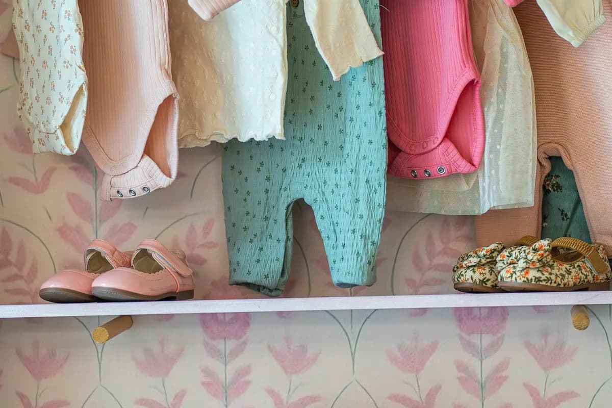 Une poster de carte pastel dans une chambre de bébé à côté d'un berceau