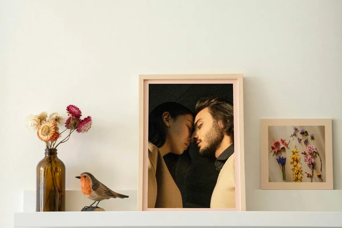 Des posters de carte personnalisées exposées dans différents intérieurs