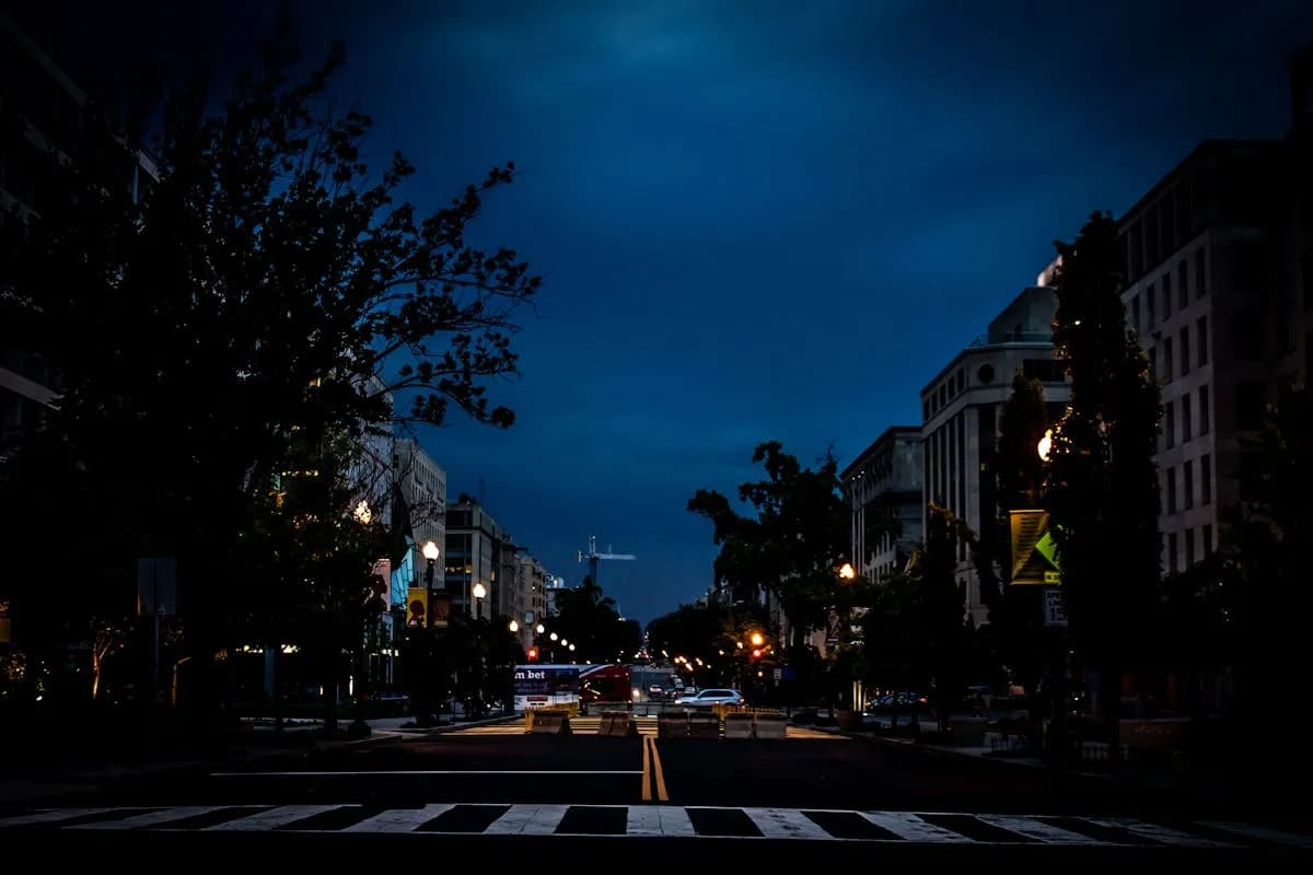 Quelqu'un ouvrant un cadeau émouvant avec des larmes de joie