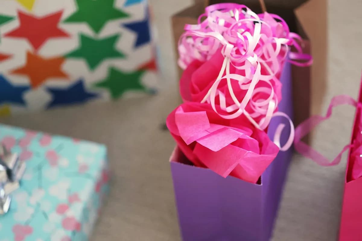 Quelqu'un deballant un cadeau poster de carte avec une expression surprise