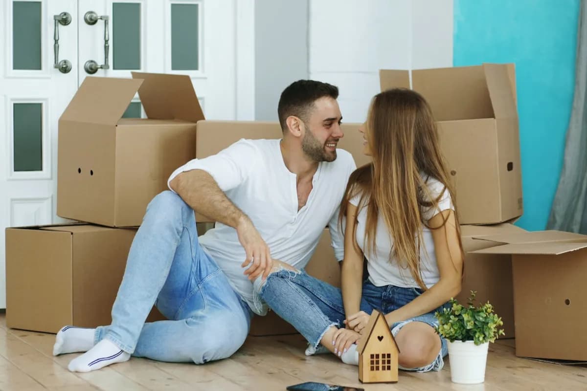 Une poster de carte personnalisée exposée dans un nouveau logement comme décoration de crémaillère