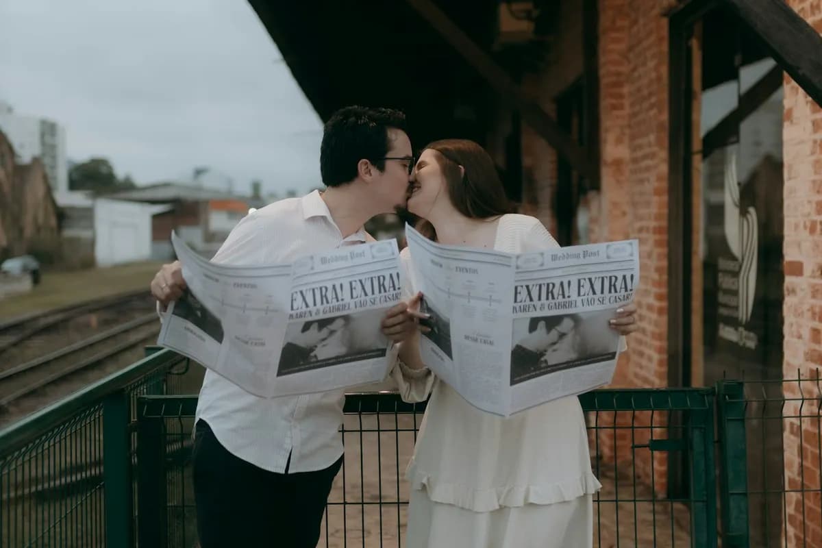 Un poster poster de carte pose contre un mur a cote d'un vase de pivoines blanches