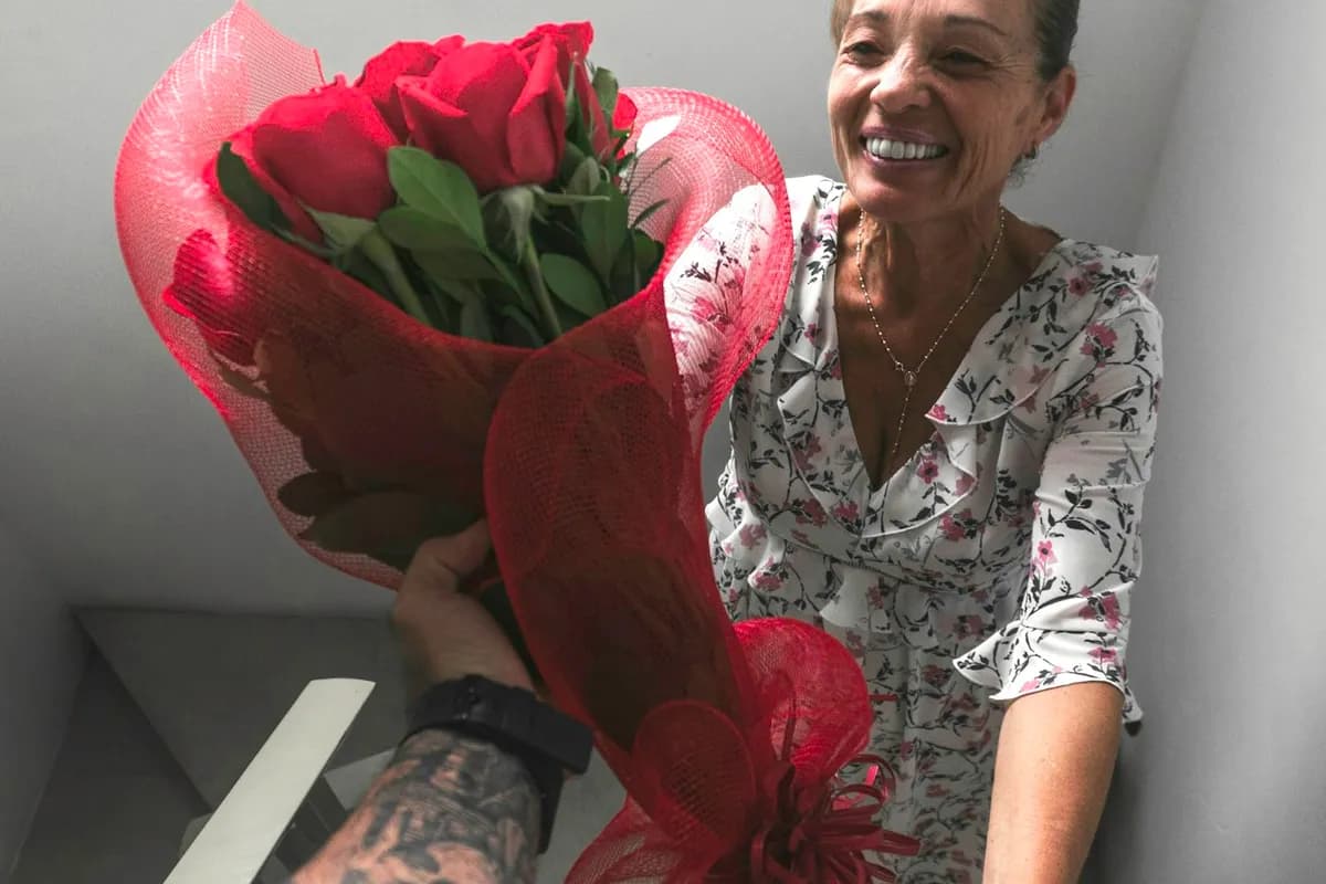 Une poster de carte dans un cadre blanc sur un mur de chambre au-dessus de fleurs fraîches