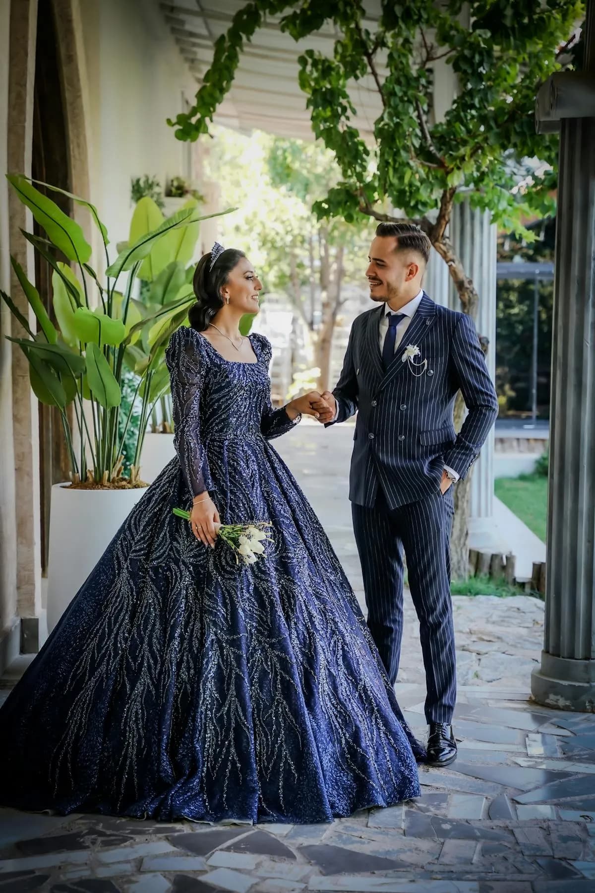 Une poster de carte mariage dans un cadre doré sur une cheminée