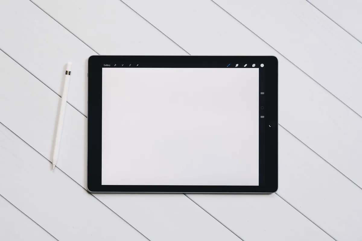 Une poster de carte numérique sur un écran de tablette à côté d'une poster de carte imprimée encadrée