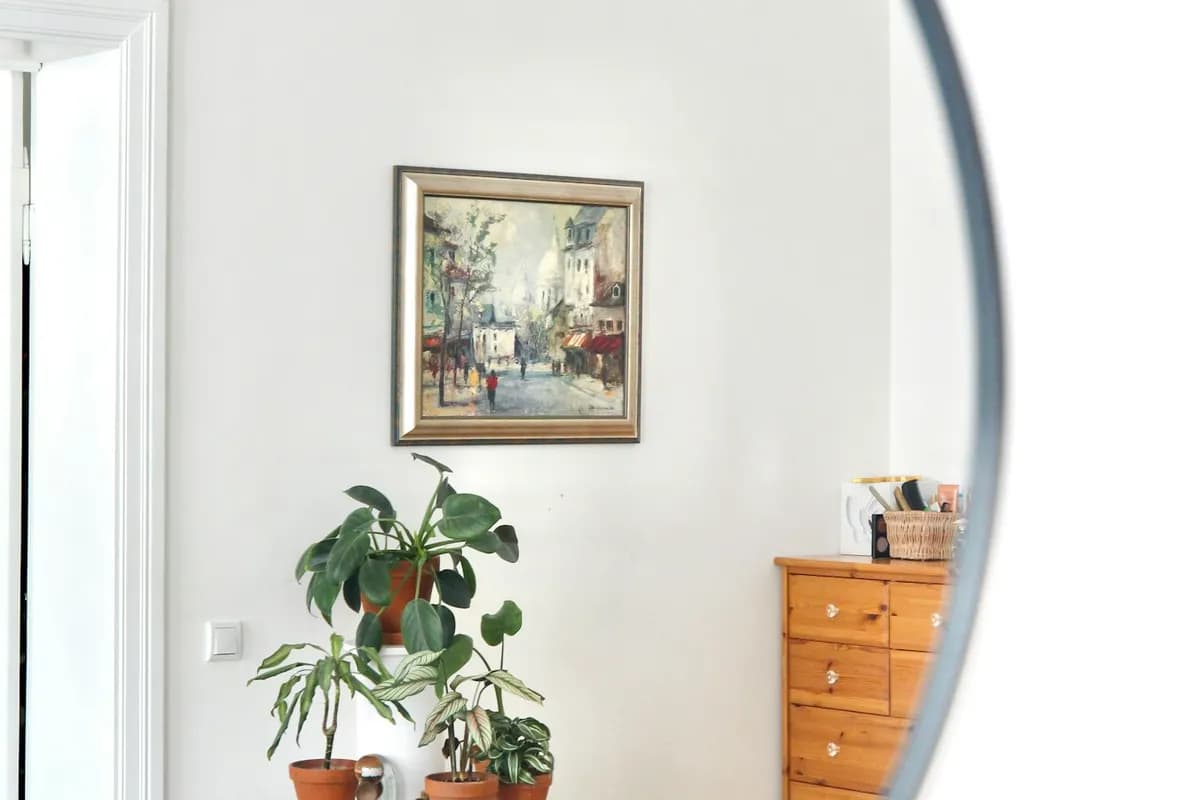 Une poster de carte placee dans un elegant cadre noir sur une table d'atelier