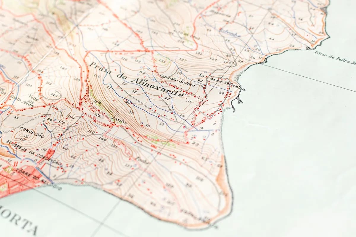 Un carnet avec date, heure et lieu ecrits a cote d'une poster de carte